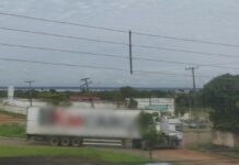 Caminhão quebra poste e deixa cerca de 250 casas sem energia em Palmas