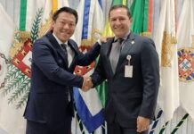 PTB convida ex-comandante do 22º Batalhão de Infantaria general Martin a disputar eleições no Tocantins Presidente do PTB, Alex Kawano, com o general Martin, em Brasília (Foto: Divulgação)