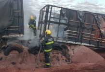 Bombeiros militares combatem chamas em carreta carregada de adubo
