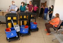 Mais de 20 carrinhos de limpeza completos são entregues para atender as unidades da rede pública de saúde