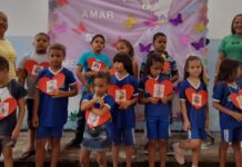 Alunos da Escola Municipal Professor Constantino Pedro de Castro, de Tocantínia, participam de homenagem ao Dia das Mães