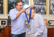 Vice-governador do Tocantins, Laurez Moreira, presta última homenagem ao ex-governador Siqueira Campos