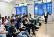 Roda de conversa com o escritor Zacarias Martins movimenta escola estadual em Guaraí