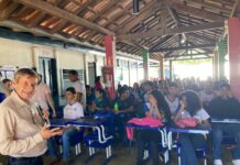 Poeta Zacarias Martins lança livro de poesias na Escola Estadual Engenheiro Valdir Lins